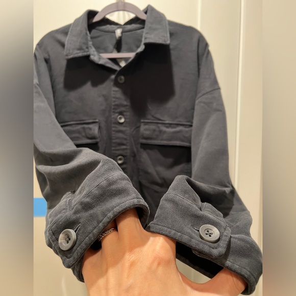 Like New: Vuori Mackenzie Cropped Shirt Jacket * Washed Black * Medium - Picture 9 of 11